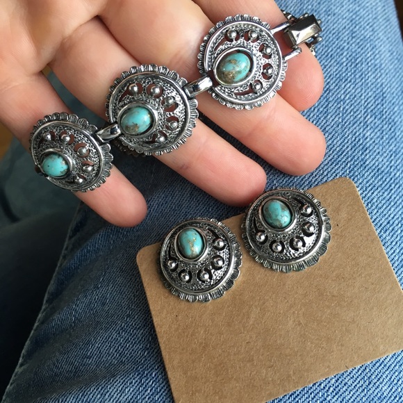 Sarah Coventry Jewelry - 🛑sold 🛑Vintage Blue/Silver clip on earrings and
